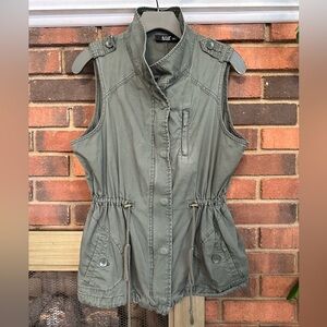 🛍️ Army green cute jacket with adjustable waist string. Excellent condition.